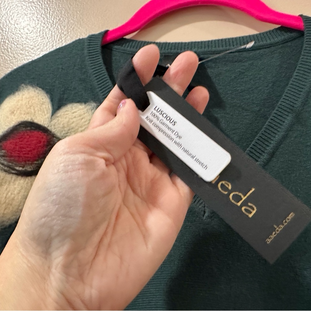 Aaeda Green V-Neck Sweater 3D Flower Appliqué Dolman Sleeve Knit Top Women M New - Picture 6 of 6